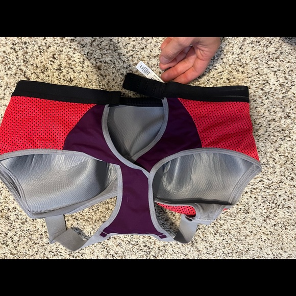 Victoria’s Secret 36DD sports bra - Picture 2 of 3